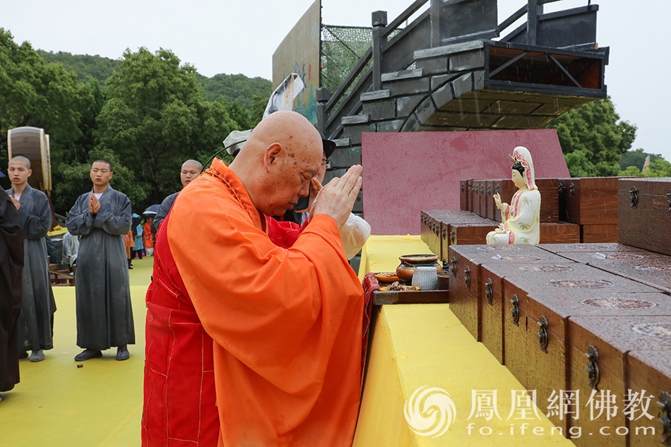 拈香祈福(图片来源:凤凰网佛教 摄影:普陀山佛教协会)