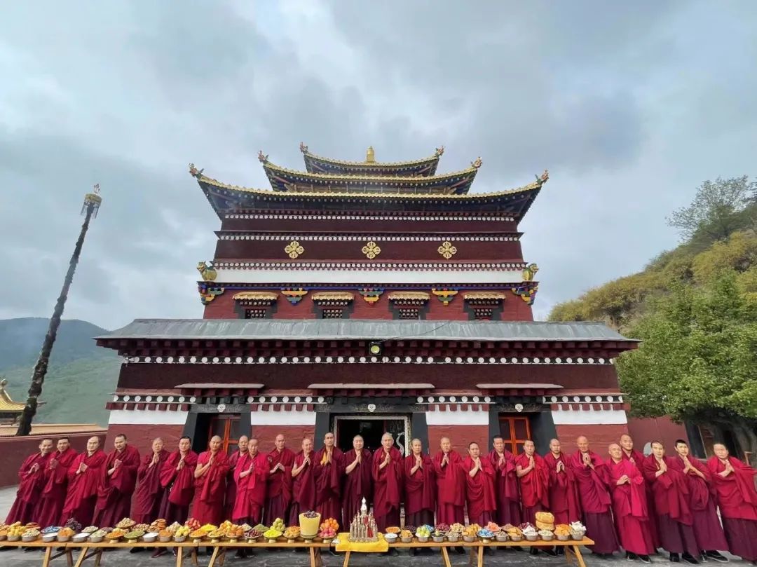 青海文都大寺举行玛哈噶喇祈福煨桑供养祭祀仪式