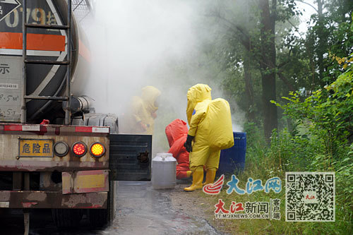 险上饶玉山县冰溪镇18吨浓硫酸槽罐车泄漏