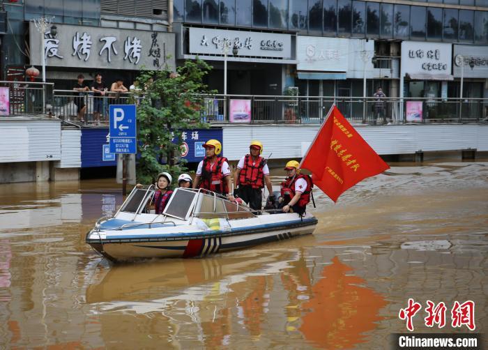 救援志愿者驾驶小艇在城市被淹地段巡逻,救助被洪水围困者 蒙鸣明 摄