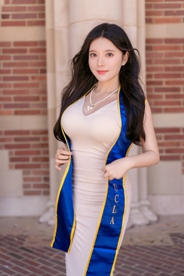 中国女孩黛绿晒毕业照庆祝ucla文学系毕业