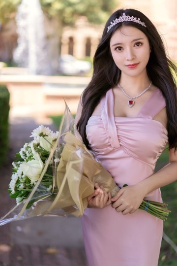 多"的境况,黛绿说她那时选择了化干戈为"利剑",把这些素材写成小说
