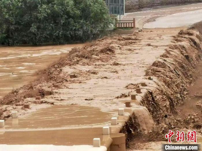 甘肃多地连遭强降雨袭击黄河三级支流马莲河现大洪水