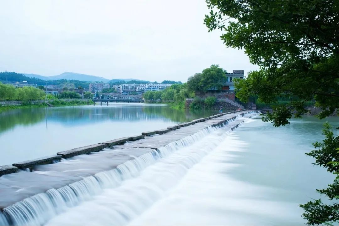 海曙区章水镇杜岙村下严,从市区出发约一小时左右,途经四明山脉.