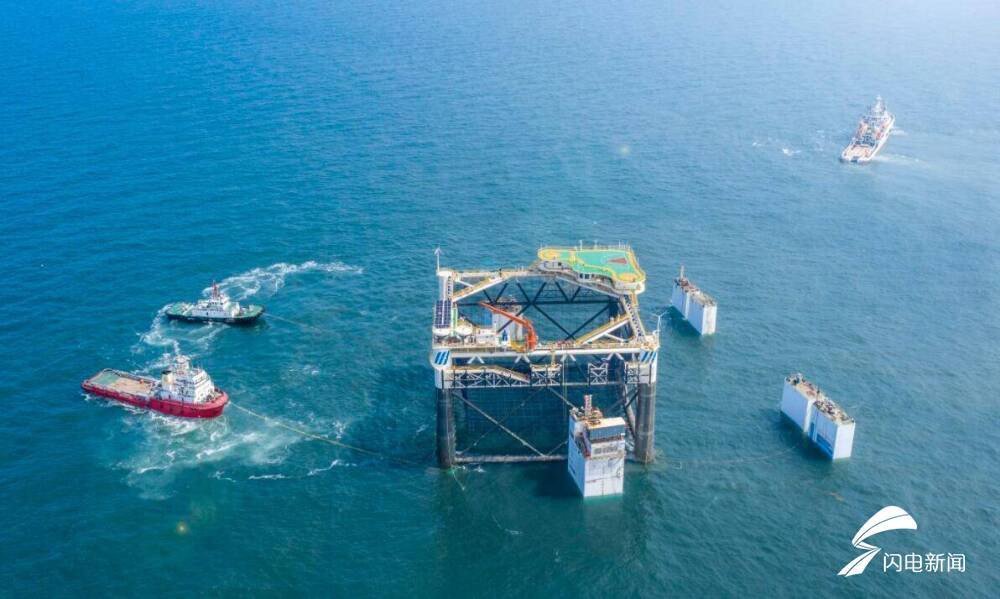 图/中集来福士建造的亚洲最大单体网箱"经海001"