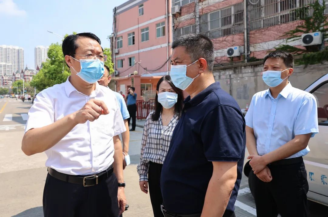 8月3日,市政协副主席,姜堰区委书记方针带队先后到姜堰城区大润发超市