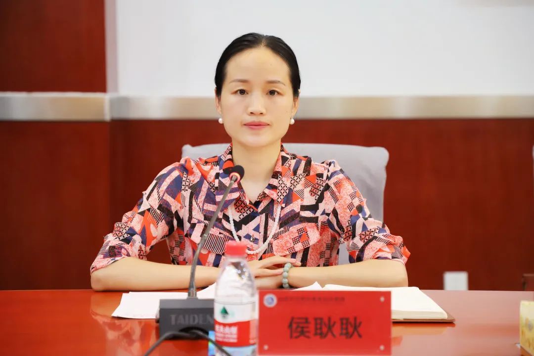 侯耿耿,贾圣强;新郑双语高级中学校长王维,监事会主席霍超杰