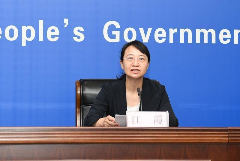 市科技局副局长江霞答记者问.