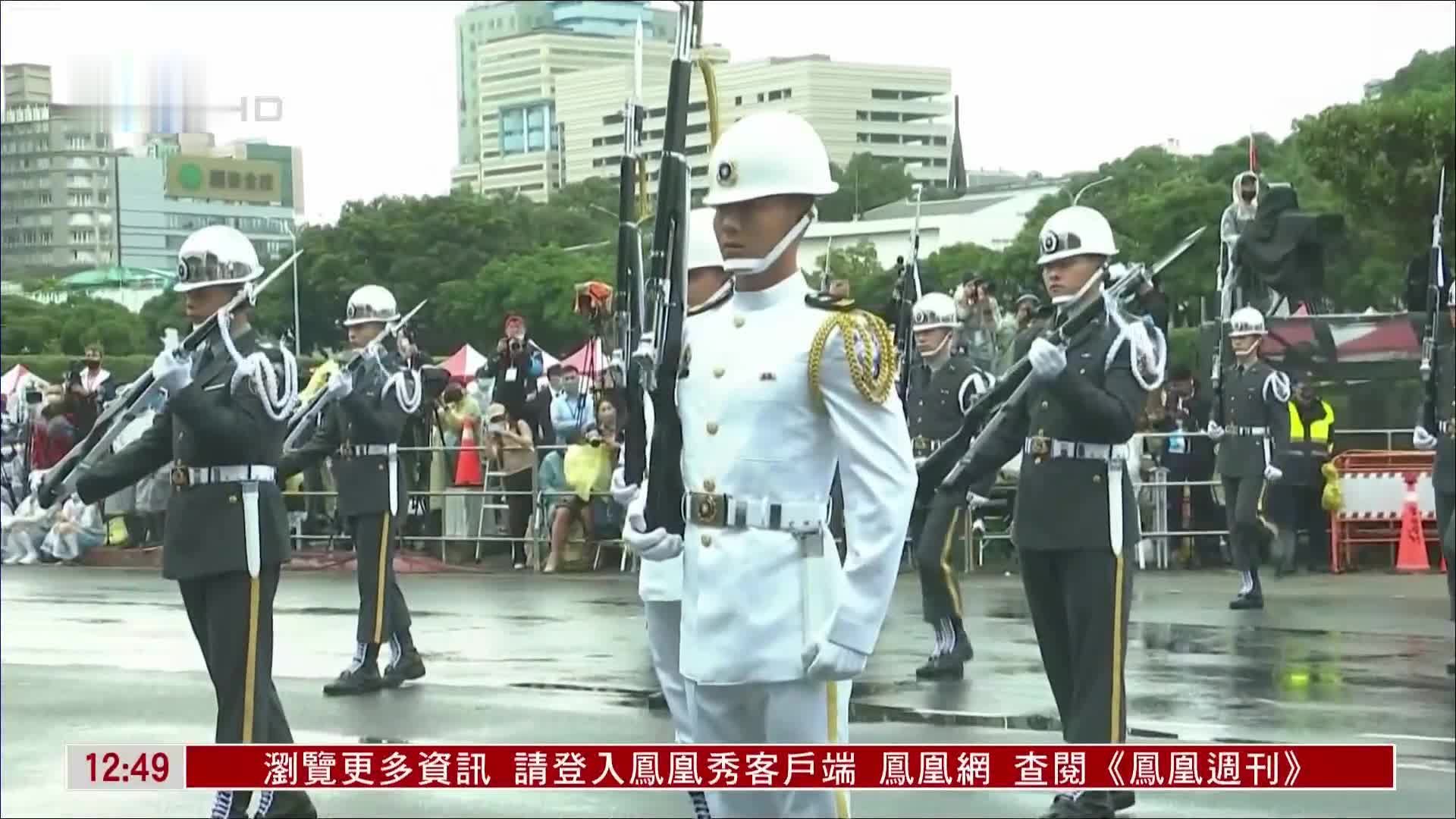 台湾举行双十典礼各式军机空中分列式展演