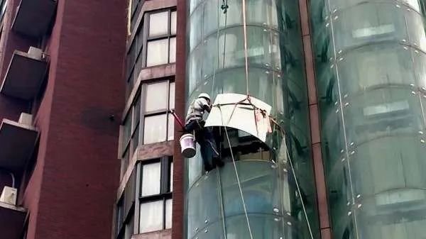 日湖家园二期高层建筑玻璃幕墙有多块玻璃存在自爆情况,存在高空坠落