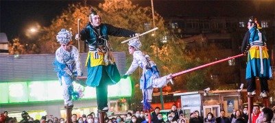 民俗表演飨市民，新春撸串看戏享新体验