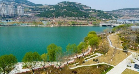 济南凤凰湖景观提升展新貌 新增沿湖彩色健身步道