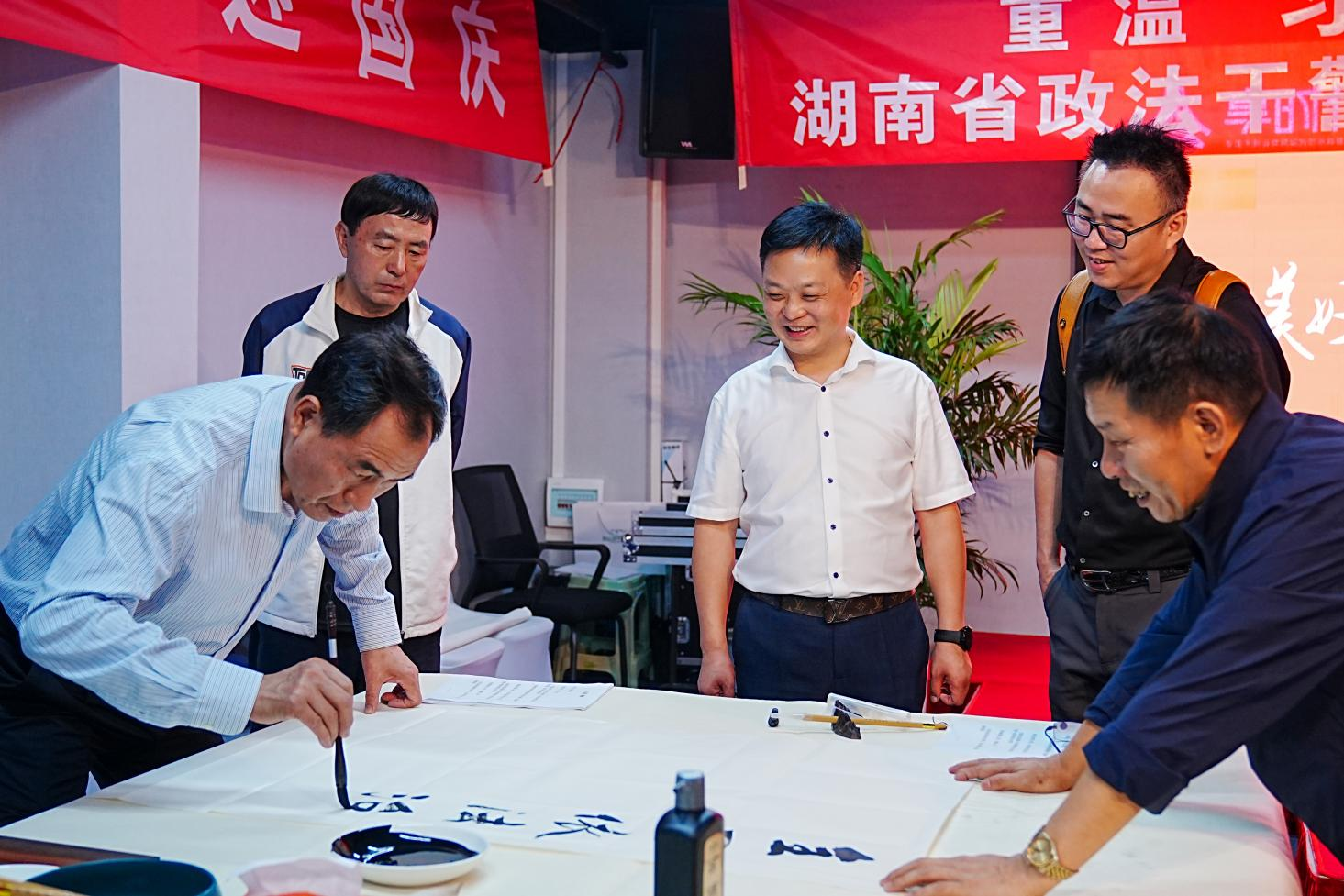 湖南长沙：政法干警庆祝建国74周年书写“习”语盛会举行