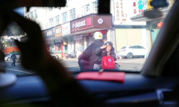 黄山这位在电瓶车上向路过的警车敬礼的小男孩 找到了！