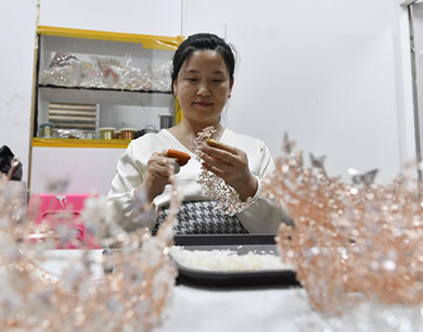 江西湾里：小小“皇冠”促残疾人就业