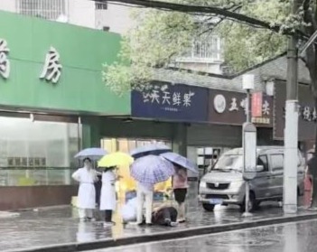 暴雨路滑七旬老人摔倒 热心市民及时伸出援手