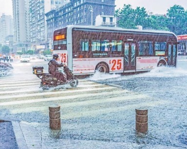 武汉22日连发两次暴雨红色预警 一场滂沱大雨各方全力应对