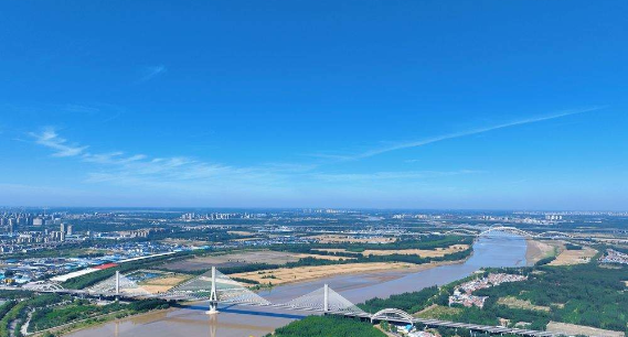 澄澈画布悬天际 黄河奔流入画来