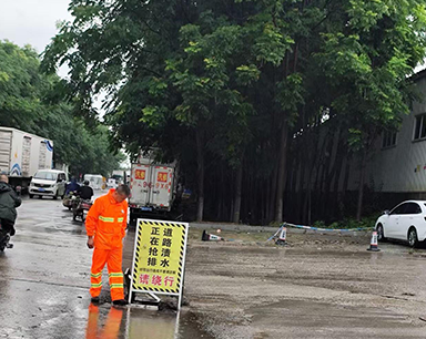风雨高考路 环卫“橙”守护