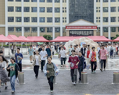 充满自信 步出考场 