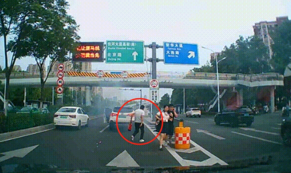 合肥街头一车辆突发自燃，消防老兵挺身而出