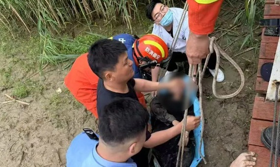 淤泥中，宿州埇桥民警脱下警服为她保暖！