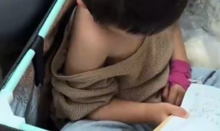 安徽一女骑手将孩子装外卖箱送外卖引热议，本人回应