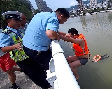 男子岸边醒酒时失足落水 湖北民警快速营救化险为夷！ 
