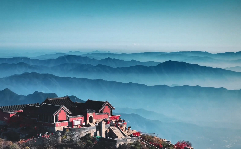 在泰山之巔 邂逅云霧里的詩意仙境