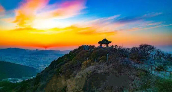 初冬千佛山絕美晚霞 落日余暉映天際