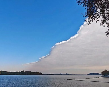 武汉上空突现“分界线”引网友刷屏 气象局回应