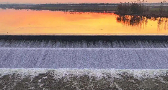 東平戴村壩雪浪逐光 飛鳥(niǎo)赴朝霞之約