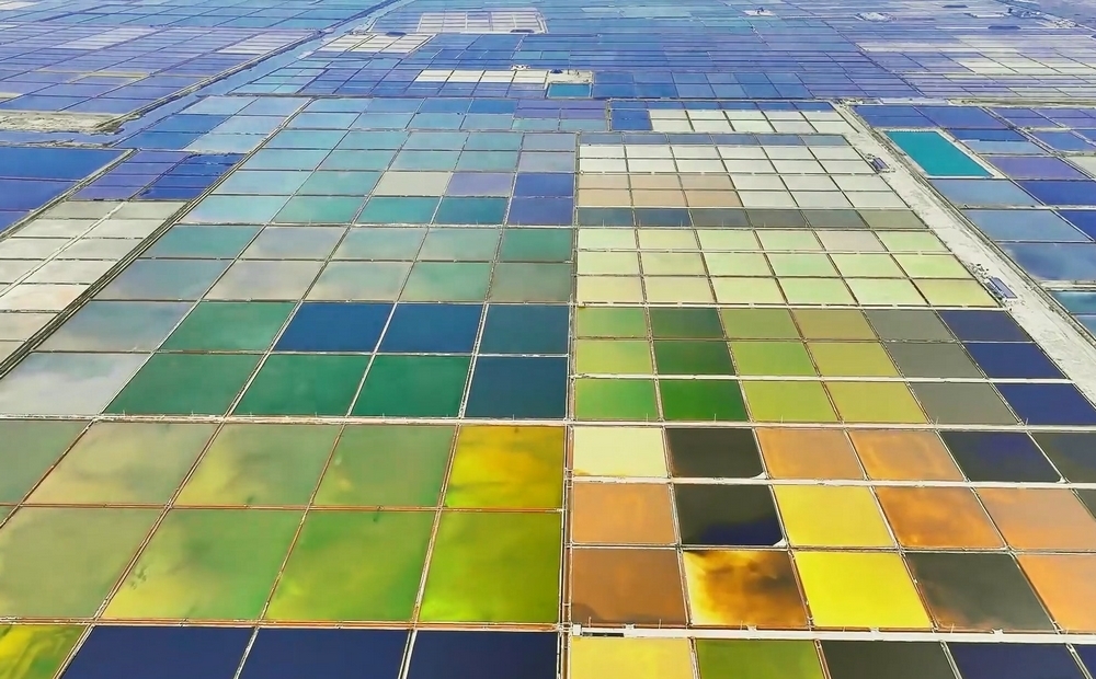 这里是昌邑盐田，海天间镶嵌的斑斓“调色盘”