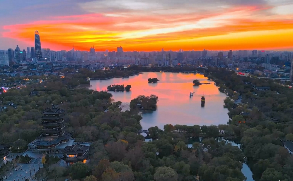 大明湖的晚霞，是初冬写给济南的情书