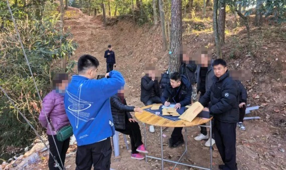 抓获20余人，黄山警方捣毁一个野外赌窝