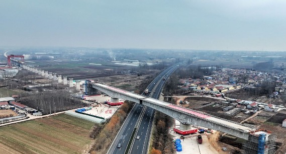 潍宿高铁临沂段首个百米以上转体桥成功转体  