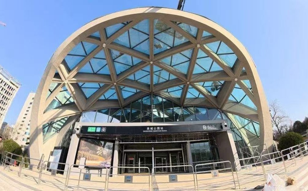 济南地铁4号线泉城公园站亮相，出入口可俯瞰站内布局 