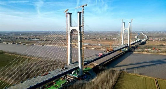 山东东营：津潍高铁东营黄河公铁大桥合龙  