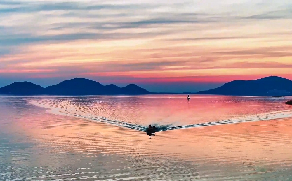 泰安东平白佛山霞染云锦 壮丽山河共此时