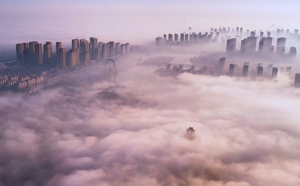 菏泽：雾漫小城 古城湖景展诗意画境