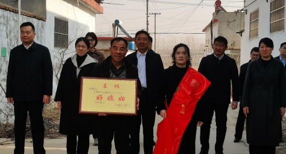 邹城大庄二村33年坚持把“好媳妇”喜报送给娘家