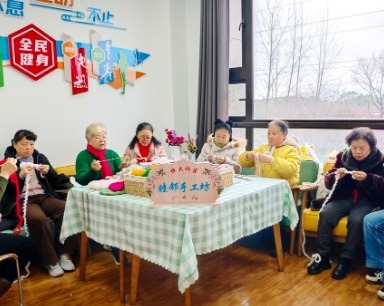 冬日暖阳！志愿者亲手编织上百条围巾送给社区独居老人 