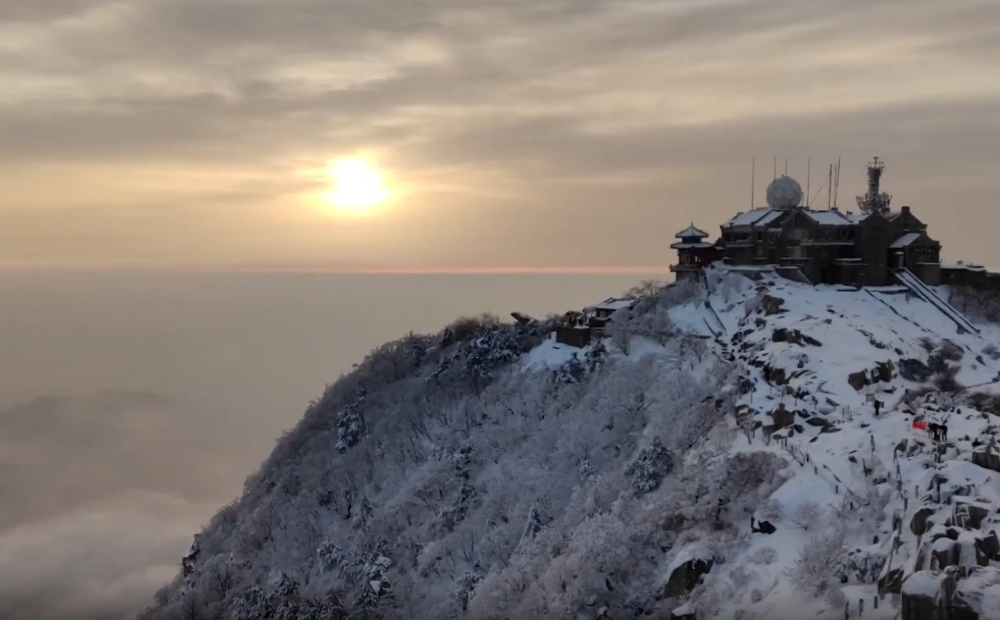 仙境落人间 泰山银装素裹如诗如画 
