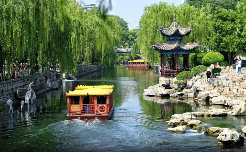 初夏高温来袭 济南护城河边变身“天然空调房”