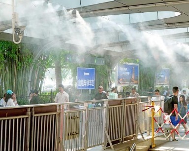 街头缕缕水雾带来江城夏日清凉