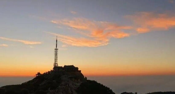 秋临岱宗 流云晚霞写尽山河诗意 