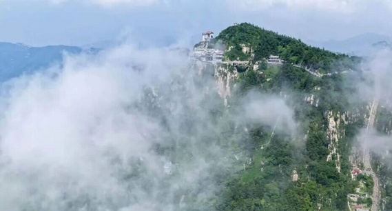 雨歇登岱顶 云涌入仙山