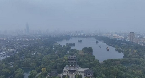 秋雾氤氲锁明湖，泉城晨景似江南