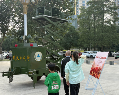 25日16时整防空警报响彻武汉上空!市民自发赶来、驻足聆听