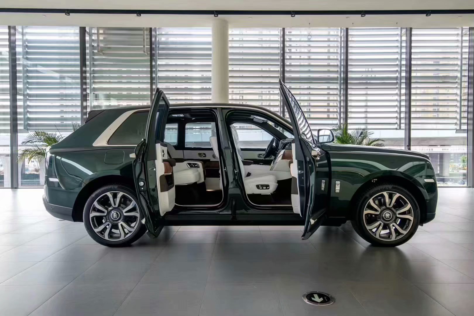 2019款劳斯莱斯库里南既复古又豪华最新行情